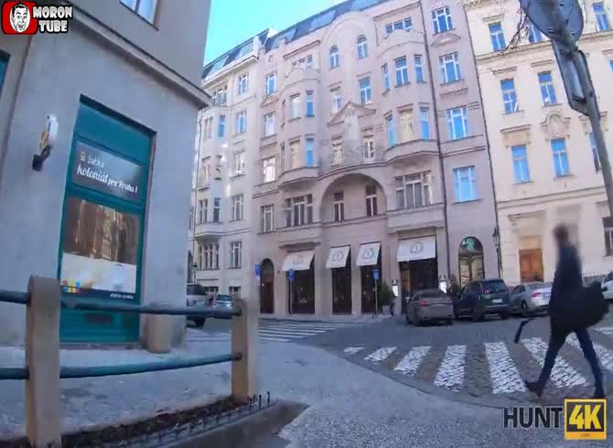 Video :To get his date back, he pays a stranger money